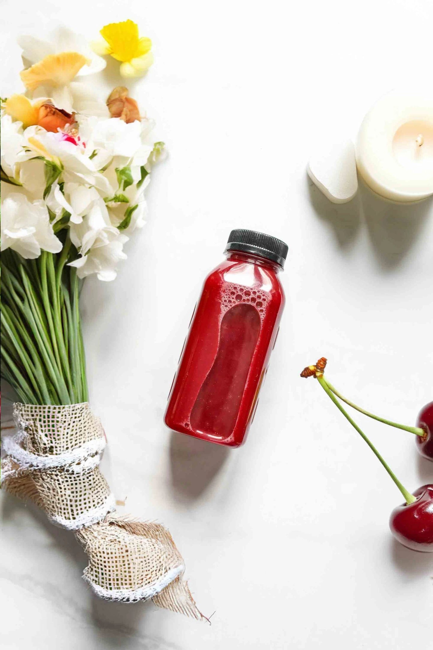 Batido de cereza con Glowy Cubes, fruta liofilizada para tés y bebidas saludables, ofreciendo un sabor natural y refrescante