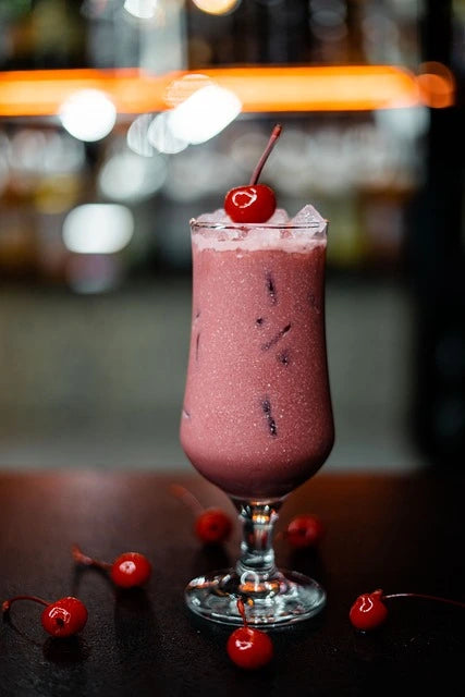 Batido de cereza hecho con fruta liofilizada, una bebida refrescante y deliciosa con el sabor natural de las cerezas