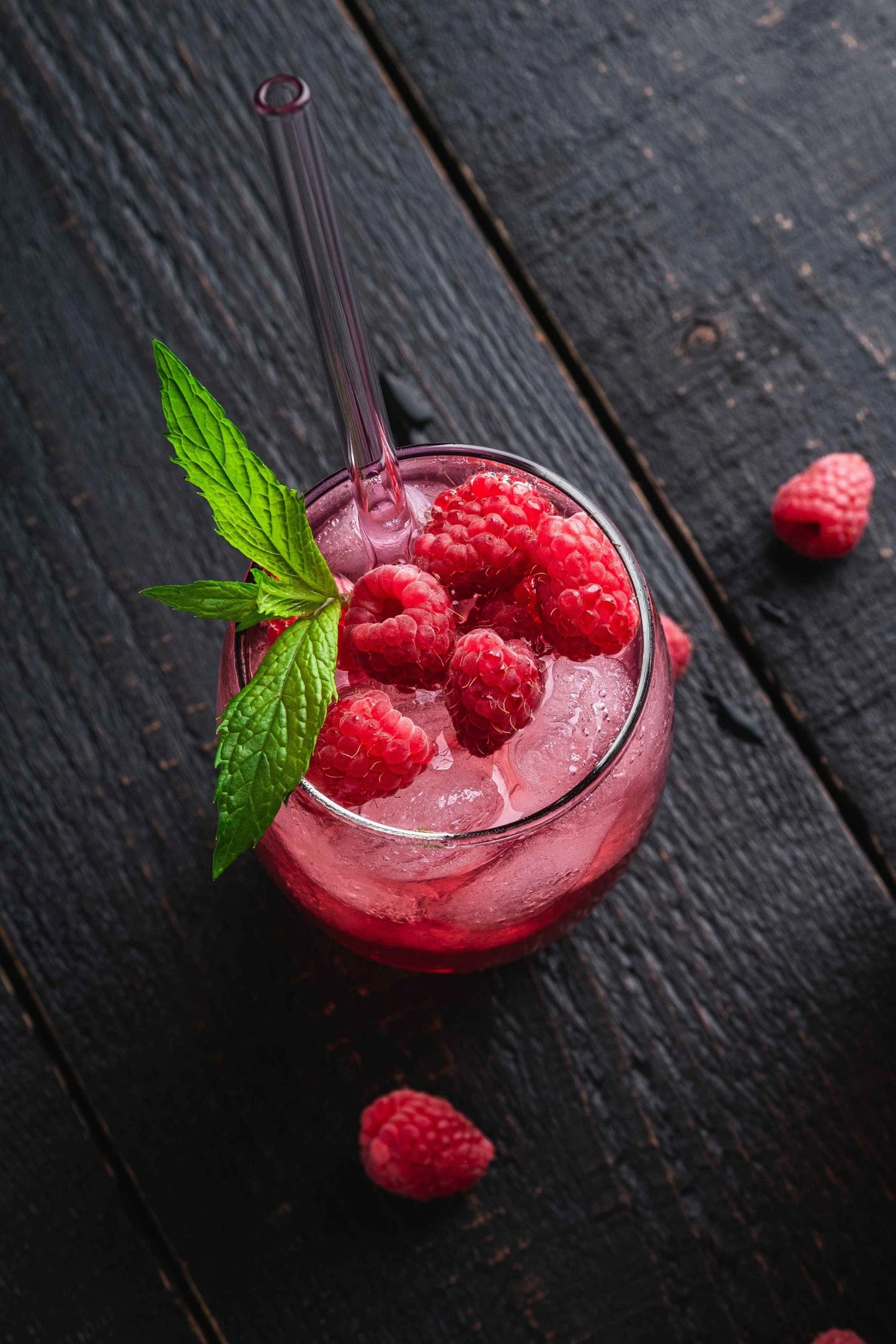 Batido de frambuesa con fruta liofilizada, una opción refrescante y saludable llena de sabor natural