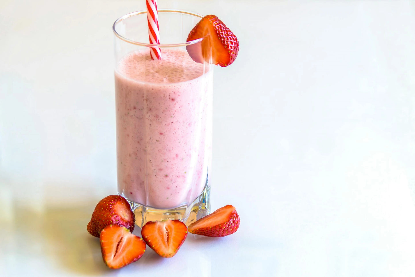 Batido de fresa hecho con fruta liofilizada, una bebida saludable y refrescante con el sabor natural de la fresa