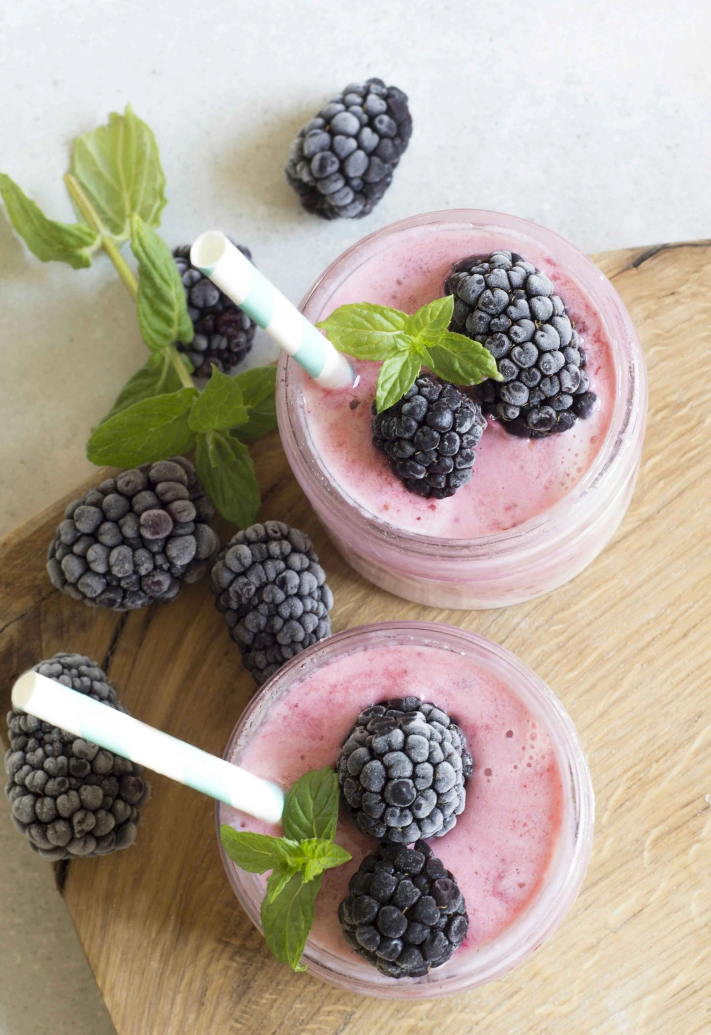 Batido de mora con fruta liofilizada, una bebida refrescante y saludable con un sabor natural y delicioso