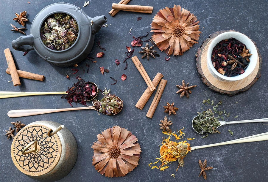 Té Blue Oolong, una infusión floral y afrutada de té azul Se Chung, papaya y limón. Perfecto para momentos de meditación y relajación, con un aroma delicado y un sabor suave