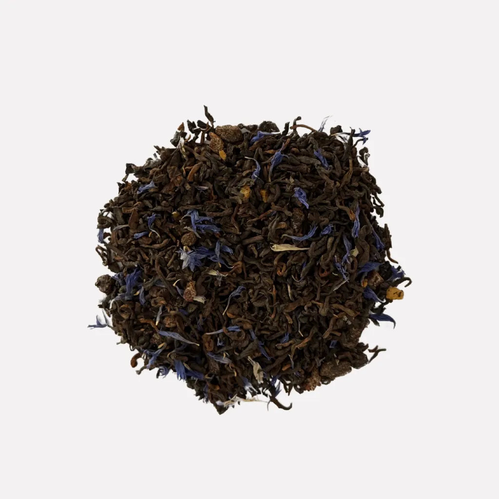 Sunset Pu-erh, té añejado con notas de arándano y merengue, ideal para disfrutar al final del día y promover una digestión relajante.
