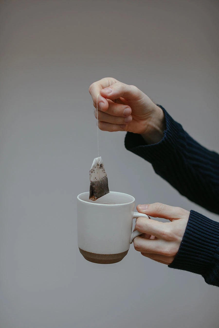 Black Symphony, té negro con canela y naranja, servido en taza con el té ya preparado, ideal para momentos reconfortantes