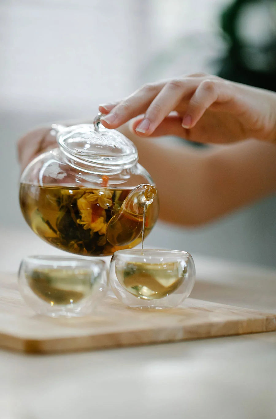 Tetera vertiendo Green Zen, un té verde fresco y floral con notas de rosa y caléndula, ideal para un impulso saludable