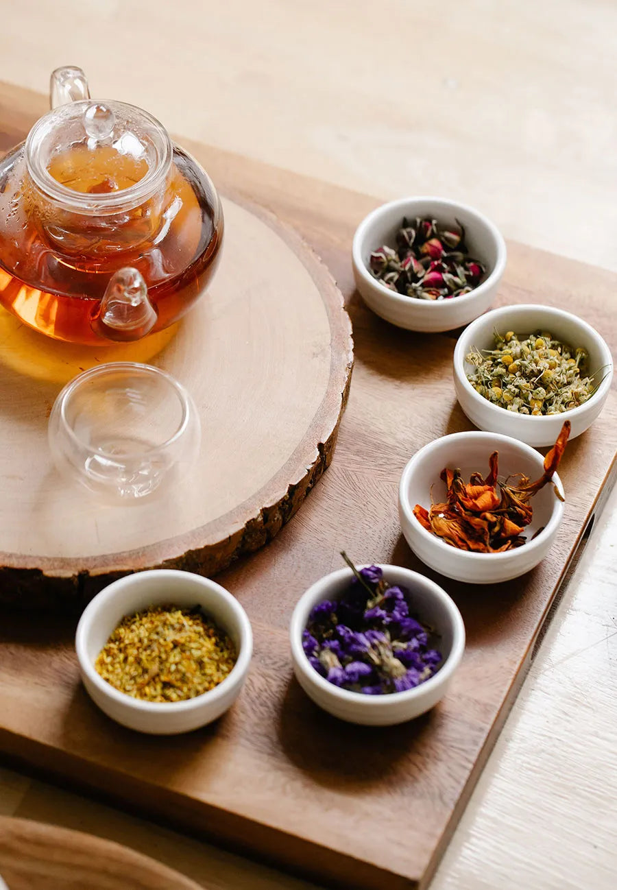 Tetera con Sunset Pu-erh, té añejado con notas de arándano y merengue, ideal para disfrutar al final del día con beneficios digestivos