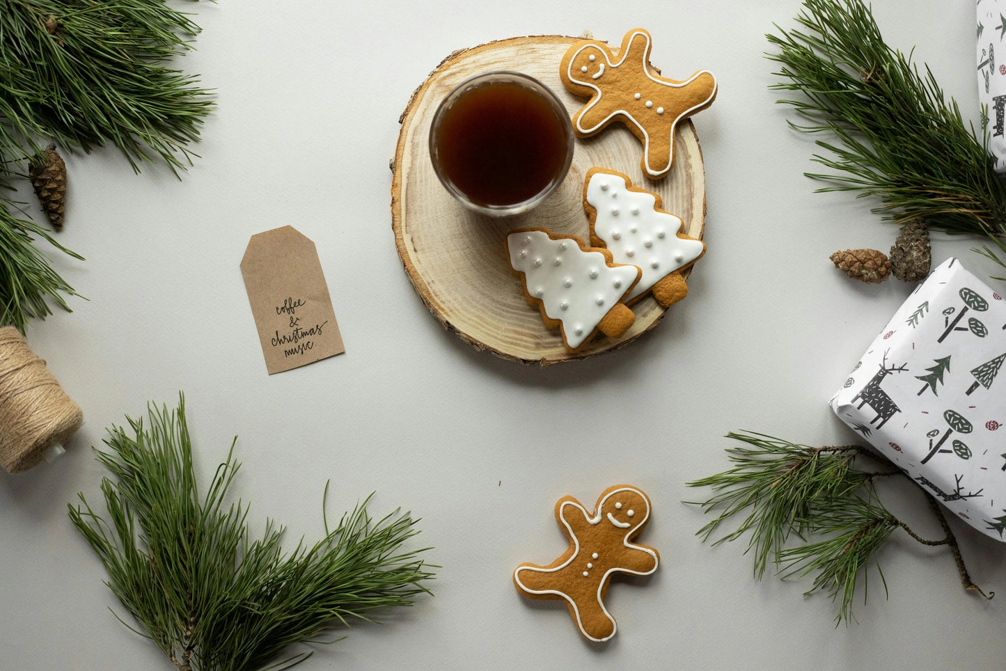Té Nutcracker’s Delight, infusión de té negro con canela, almendras, cáscara de naranja, cardamomo y pétalos de rosa. Una mezcla cálida y especiada perfecta para la temporada de invierno.