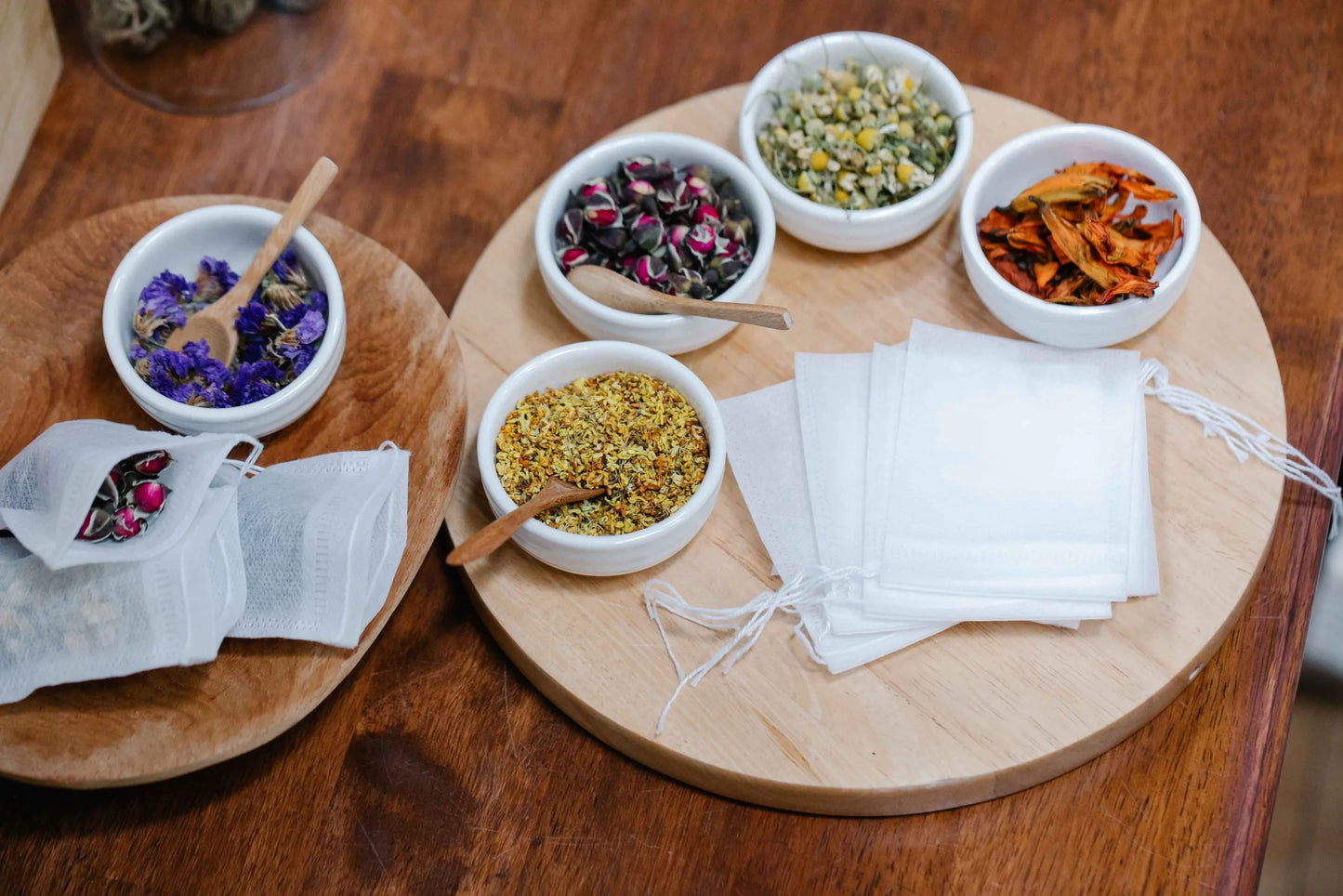 Pack de degustación que muestra una mesa con tés premium para una experiencia única de sabores naturales y saludables.