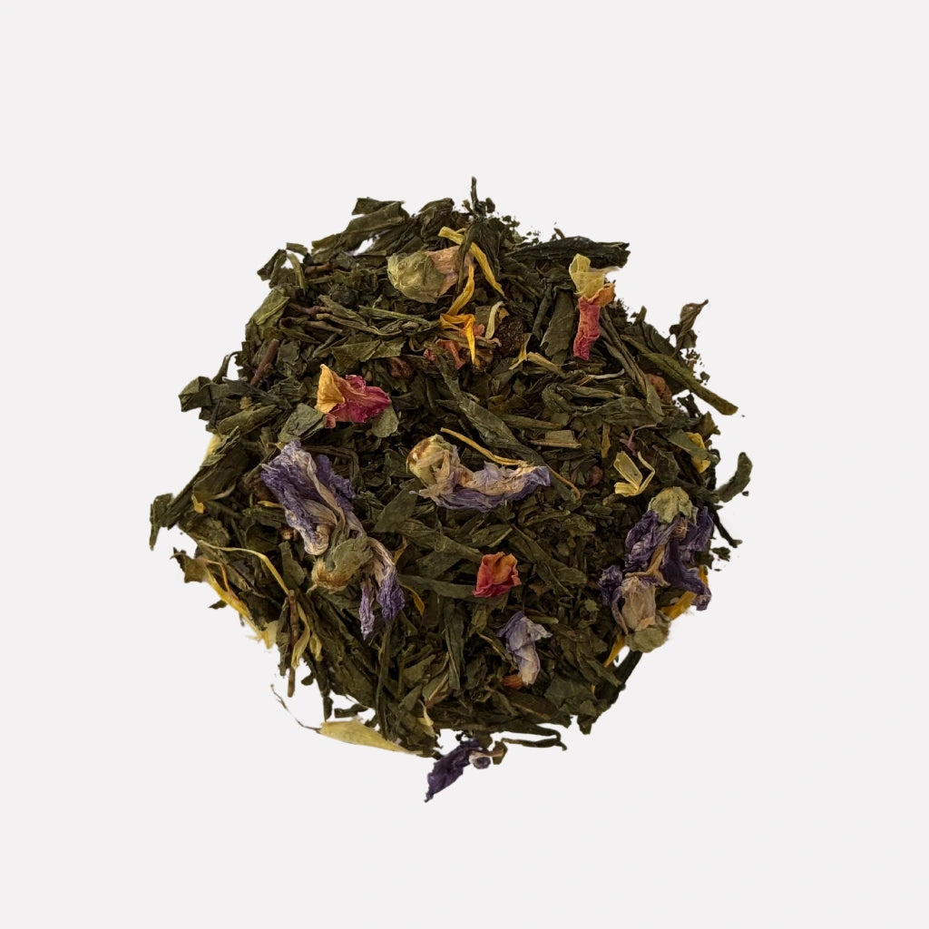 Green Zen, té verde con hojas jóvenes, pétalos de rosa y caléndula, una bebida fresca y saludable con un delicado dulzor floral
