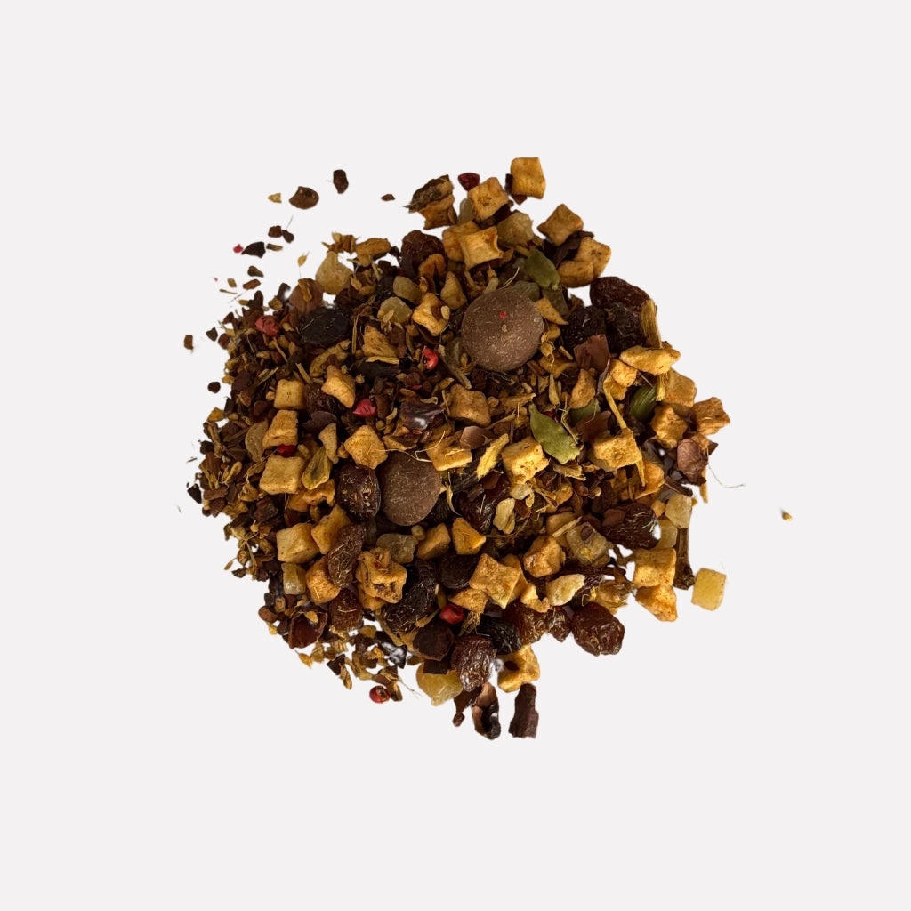 Nutcracker's Delight, té negro con canela, almendras, cáscara de naranja y pétalos de rosa, una infusión cálida y perfecta para la temporada de invierno