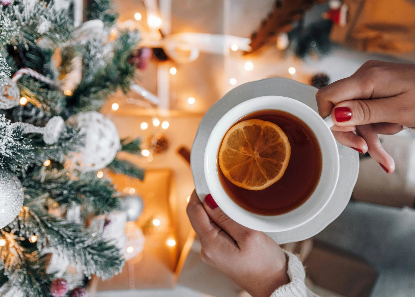 Té Winter Wonderland, una infusión reconfortante de rooibos con almendra, pistacho, cáscara de naranja, cilantro, pimienta rosa y pétalos de aciano. Perfecto para disfrutar en las frías noches de invierno